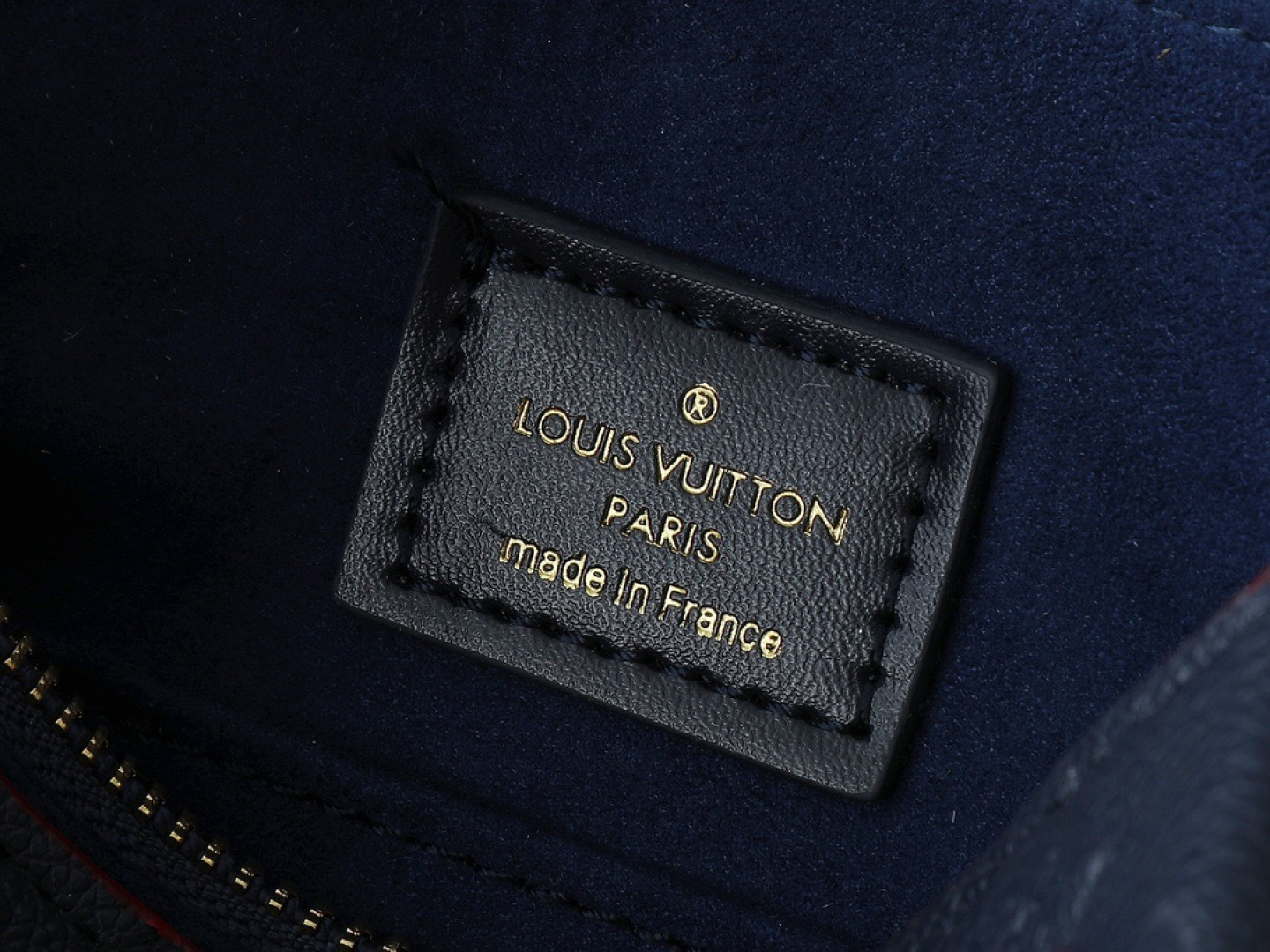 💰130💰升级原版 M43775 M43776 M43777 M43750 本款SURENE BB 手袋  路易威登推出的新款Surene BB手袋，由Monogram帆布与粒纹小牛皮裁制而成，配有金色滑动式包链。金色金属饰件与醒目的皮革饰边，更显利落时髦。轻盈、实用、背携舒适、易于搭配，时尚休闲造型的理想之选。尺寸:24.0x 17.0x 11.0 cm 