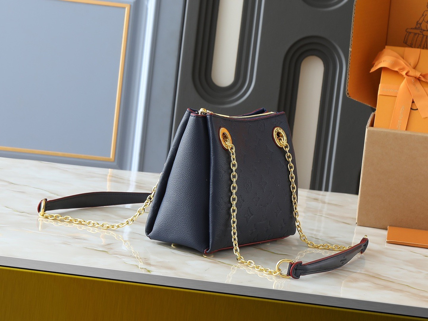 💰130💰升级原版 M43775 M43776 M43777 M43750 本款SURENE BB 手袋  路易威登推出的新款Surene BB手袋，由Monogram帆布与粒纹小牛皮裁制而成，配有金色滑动式包链。金色金属饰件与醒目的皮革饰边，更显利落时髦。轻盈、实用、背携舒适、易于搭配，时尚休闲造型的理想之选。尺寸:24.0x 17.0x 11.0 cm 