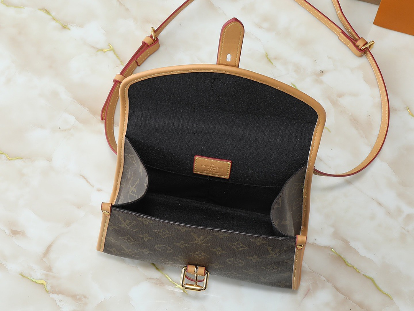 💰大160，小110💰升级原版🍇 M44919 M51121 M51120這款復古時尚的LV Ivy手袋是Nicolas Ghesqui&egrave;re在2020初春系列時裝展的焦點之作，設計靈感源自1994年的Bel Air手袋，以Monogram帆布及天然牛皮製成，散發「復古書包」風格，皮革開合扣亦綴有LV標誌等時尚嶄新細節，除了可像時裝展上作手提攜帶，也可使用肩帶免提攜帶Monogram塗層帆布天然牛皮飾邊微纖維襯裡金色金屬件頂部手提手柄可拆式可調節長度肩帶皮革開合扣綴有LV標誌翻蓋配有搭扣背面內貼袋，尺寸:大29x24x10，小23.5x18x9厘米