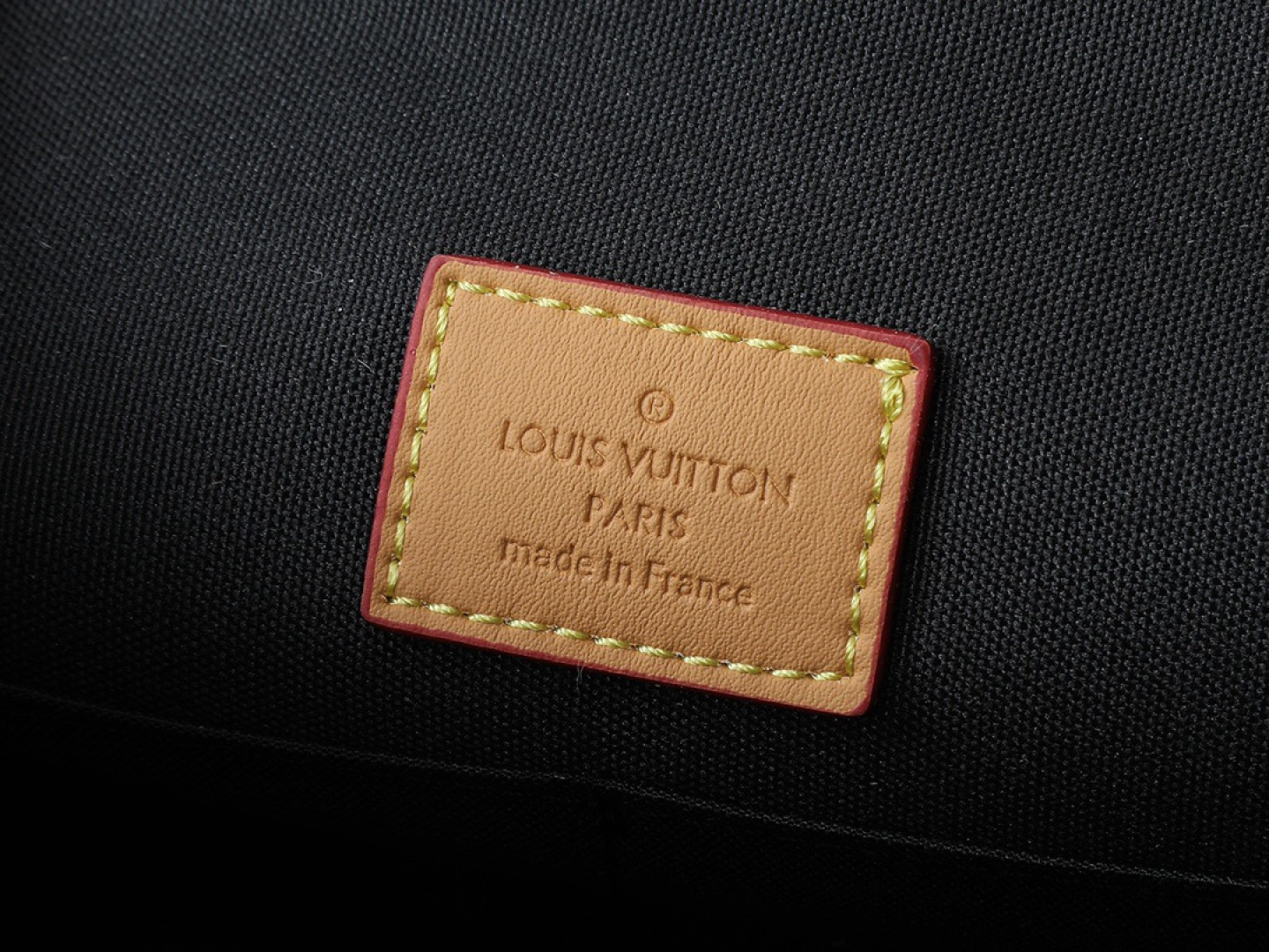 💰大160，小110💰升级原版🍇 M44919 M51121 M51120這款復古時尚的LV Ivy手袋是Nicolas Ghesqui&egrave;re在2020初春系列時裝展的焦點之作，設計靈感源自1994年的Bel Air手袋，以Monogram帆布及天然牛皮製成，散發「復古書包」風格，皮革開合扣亦綴有LV標誌等時尚嶄新細節，除了可像時裝展上作手提攜帶，也可使用肩帶免提攜帶Monogram塗層帆布天然牛皮飾邊微纖維襯裡金色金屬件頂部手提手柄可拆式可調節長度肩帶皮革開合扣綴有LV標誌翻蓋配有搭扣背面內貼袋，尺寸:大29x24x10，小23.5x18x9厘米