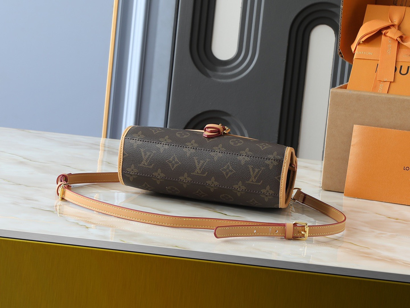 💰大160，小110💰升级原版🍇 M44919 M51121 M51120這款復古時尚的LV Ivy手袋是Nicolas Ghesqui&egrave;re在2020初春系列時裝展的焦點之作，設計靈感源自1994年的Bel Air手袋，以Monogram帆布及天然牛皮製成，散發「復古書包」風格，皮革開合扣亦綴有LV標誌等時尚嶄新細節，除了可像時裝展上作手提攜帶，也可使用肩帶免提攜帶Monogram塗層帆布天然牛皮飾邊微纖維襯裡金色金屬件頂部手提手柄可拆式可調節長度肩帶皮革開合扣綴有LV標誌翻蓋配有搭扣背面內貼袋，尺寸:大29x24x10，小23.5x18x9厘米