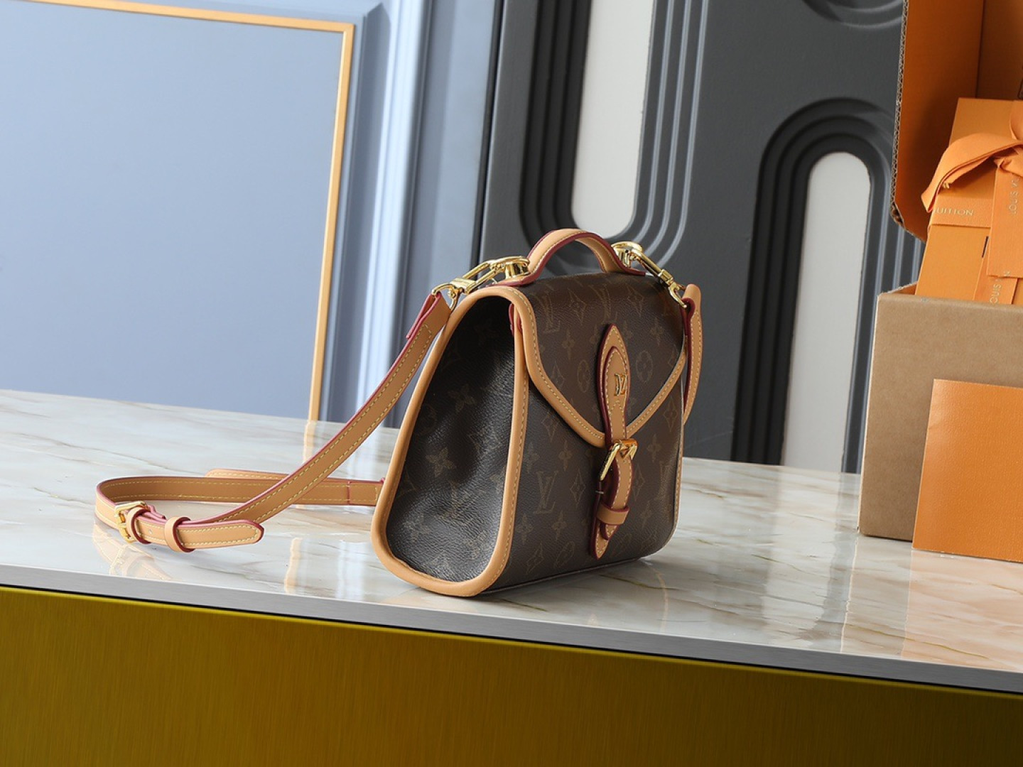 💰大160，小110💰升级原版🍇 M44919 M51121 M51120這款復古時尚的LV Ivy手袋是Nicolas Ghesqui&egrave;re在2020初春系列時裝展的焦點之作，設計靈感源自1994年的Bel Air手袋，以Monogram帆布及天然牛皮製成，散發「復古書包」風格，皮革開合扣亦綴有LV標誌等時尚嶄新細節，除了可像時裝展上作手提攜帶，也可使用肩帶免提攜帶Monogram塗層帆布天然牛皮飾邊微纖維襯裡金色金屬件頂部手提手柄可拆式可調節長度肩帶皮革開合扣綴有LV標誌翻蓋配有搭扣背面內貼袋，尺寸:大29x24x10，小23.5x18x9厘米