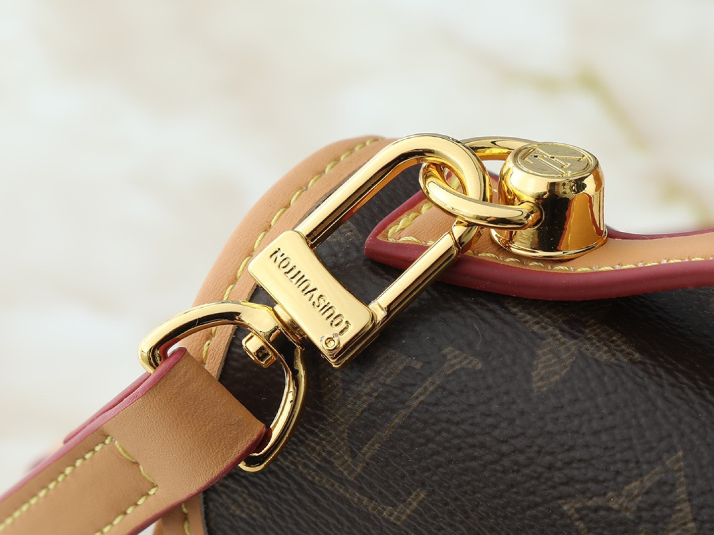 💰大160，小110💰升级原版🍇 M44919 M51121 M51120這款復古時尚的LV Ivy手袋是Nicolas Ghesqui&egrave;re在2020初春系列時裝展的焦點之作，設計靈感源自1994年的Bel Air手袋，以Monogram帆布及天然牛皮製成，散發「復古書包」風格，皮革開合扣亦綴有LV標誌等時尚嶄新細節，除了可像時裝展上作手提攜帶，也可使用肩帶免提攜帶Monogram塗層帆布天然牛皮飾邊微纖維襯裡金色金屬件頂部手提手柄可拆式可調節長度肩帶皮革開合扣綴有LV標誌翻蓋配有搭扣背面內貼袋，尺寸:大29x24x10，小23.5x18x9厘米