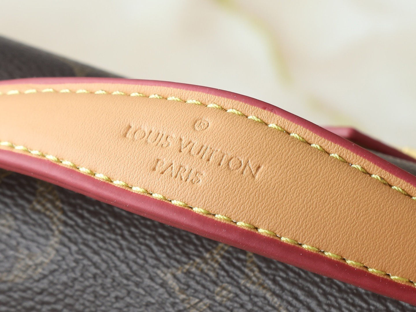 💰大160，小110💰升级原版🍇 M44919 M51121 M51120這款復古時尚的LV Ivy手袋是Nicolas Ghesqui&egrave;re在2020初春系列時裝展的焦點之作，設計靈感源自1994年的Bel Air手袋，以Monogram帆布及天然牛皮製成，散發「復古書包」風格，皮革開合扣亦綴有LV標誌等時尚嶄新細節，除了可像時裝展上作手提攜帶，也可使用肩帶免提攜帶Monogram塗層帆布天然牛皮飾邊微纖維襯裡金色金屬件頂部手提手柄可拆式可調節長度肩帶皮革開合扣綴有LV標誌翻蓋配有搭扣背面內貼袋，尺寸:大29x24x10，小23.5x18x9厘米