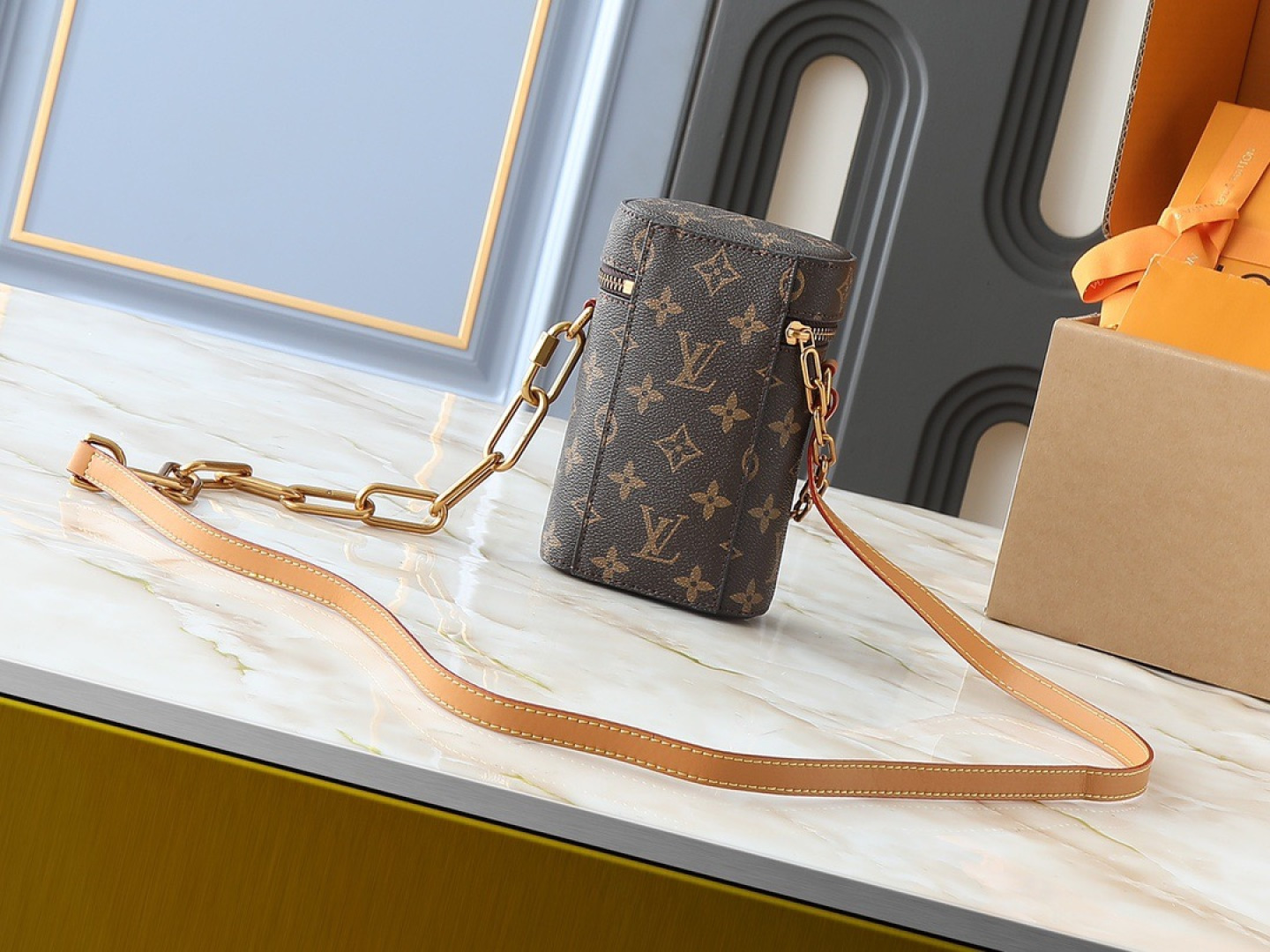 💰100💰升级原版 M44914 M61112 男装艺术总监推出全新Phone Box手袋，造型小巧精致，方便收纳小件必需品。经典Monogram帆布面料，配有光滑的可调节皮质肩带，并饰有Virgil Abloh亲自设计的标志性金色链带。内置小号贴袋，方便收纳信用卡及驾驶证。尺寸：10.5 x 17.0 x 5.0 cm