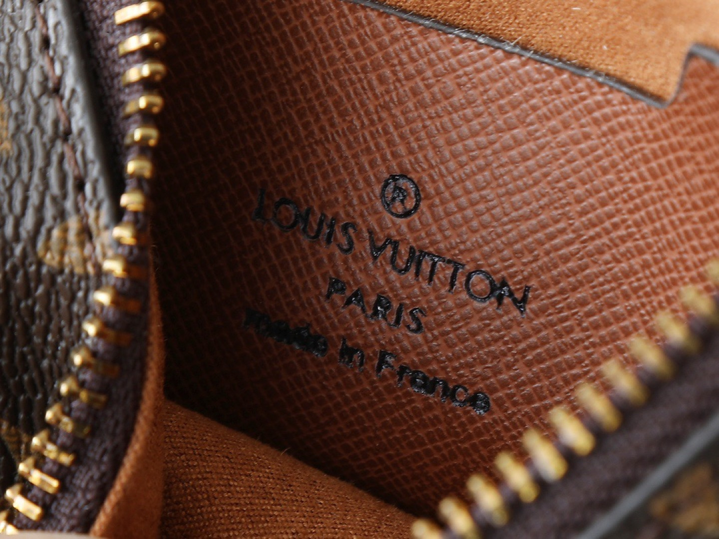 💰100💰升级原版 M44914 M61112 男装艺术总监推出全新Phone Box手袋，造型小巧精致，方便收纳小件必需品。经典Monogram帆布面料，配有光滑的可调节皮质肩带，并饰有Virgil Abloh亲自设计的标志性金色链带。内置小号贴袋，方便收纳信用卡及驾驶证。尺寸：10.5 x 17.0 x 5.0 cm