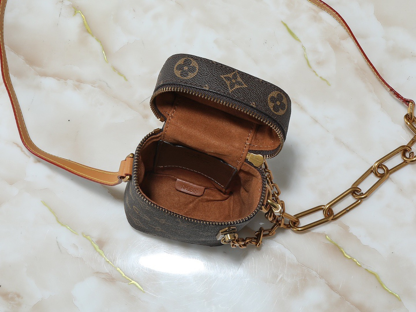 💰100💰升级原版 M44914 M61112 男装艺术总监推出全新Phone Box手袋，造型小巧精致，方便收纳小件必需品。经典Monogram帆布面料，配有光滑的可调节皮质肩带，并饰有Virgil Abloh亲自设计的标志性金色链带。内置小号贴袋，方便收纳信用卡及驾驶证。尺寸：10.5 x 17.0 x 5.0 cm