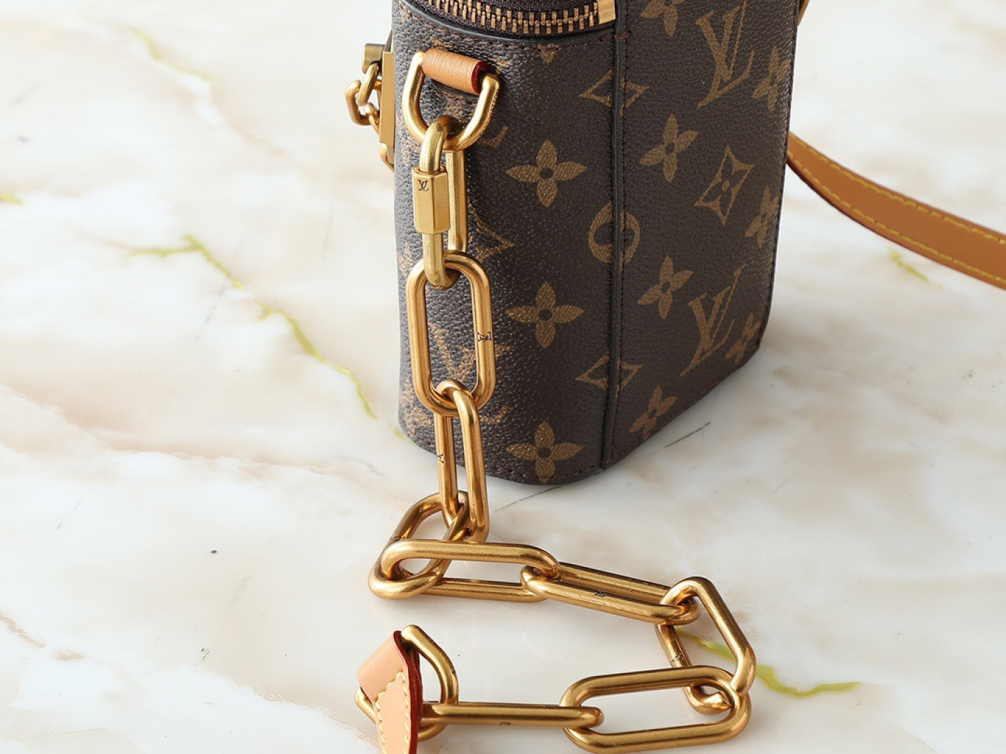 💰100💰升级原版 M44914 M61112 男装艺术总监推出全新Phone Box手袋，造型小巧精致，方便收纳小件必需品。经典Monogram帆布面料，配有光滑的可调节皮质肩带，并饰有Virgil Abloh亲自设计的标志性金色链带。内置小号贴袋，方便收纳信用卡及驾驶证。尺寸：10.5 x 17.0 x 5.0 cm