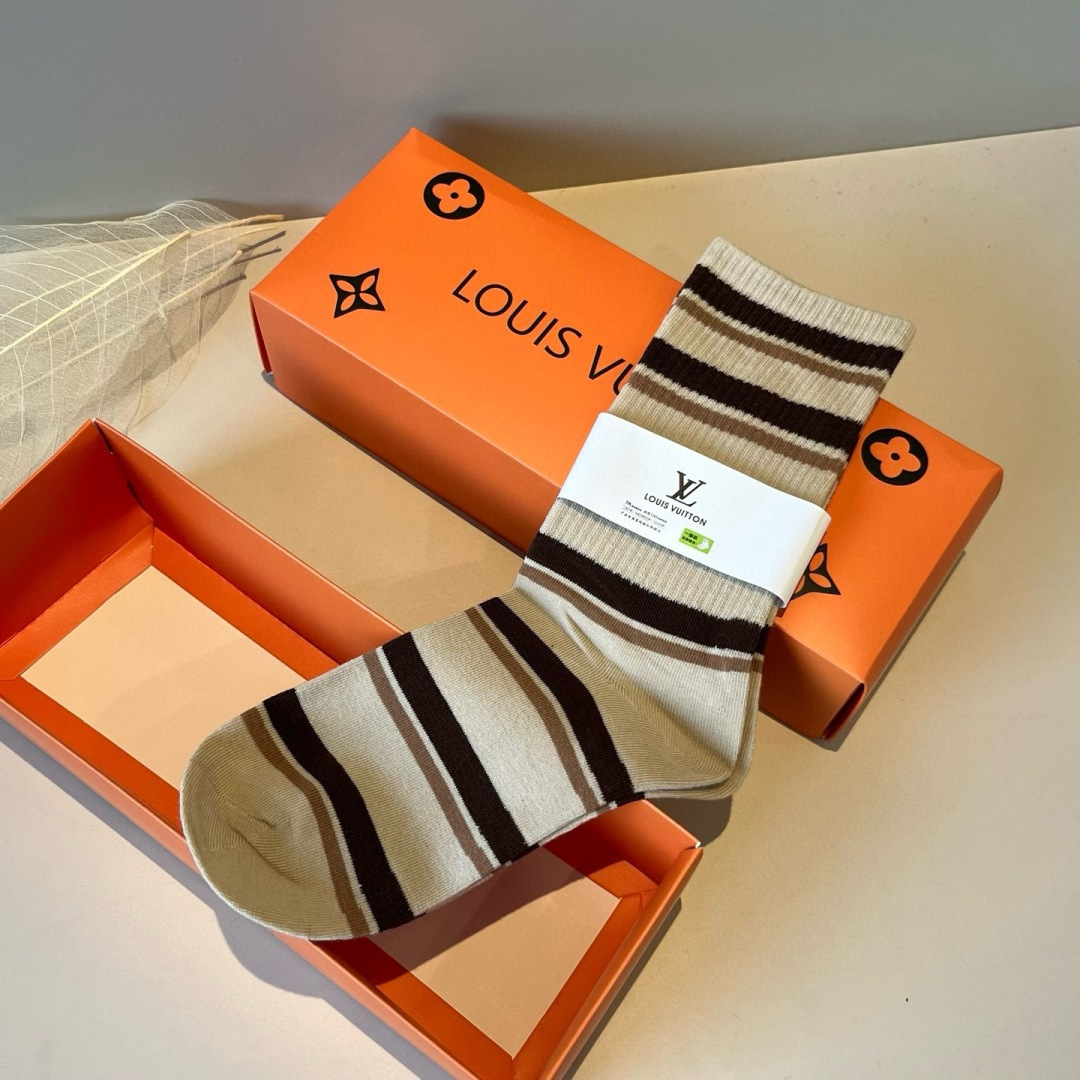 p65 Lv路易斯新款早秋长中袜，款式经典，时尚高级！💗大牌出街，潮人必备，颜色百搭🔥（一盒5双）