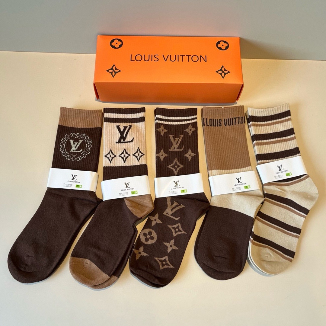 p65 Lv路易斯新款早秋长中袜，款式经典，时尚高级！💗大牌出街，潮人必备，颜色百搭🔥（一盒5双）