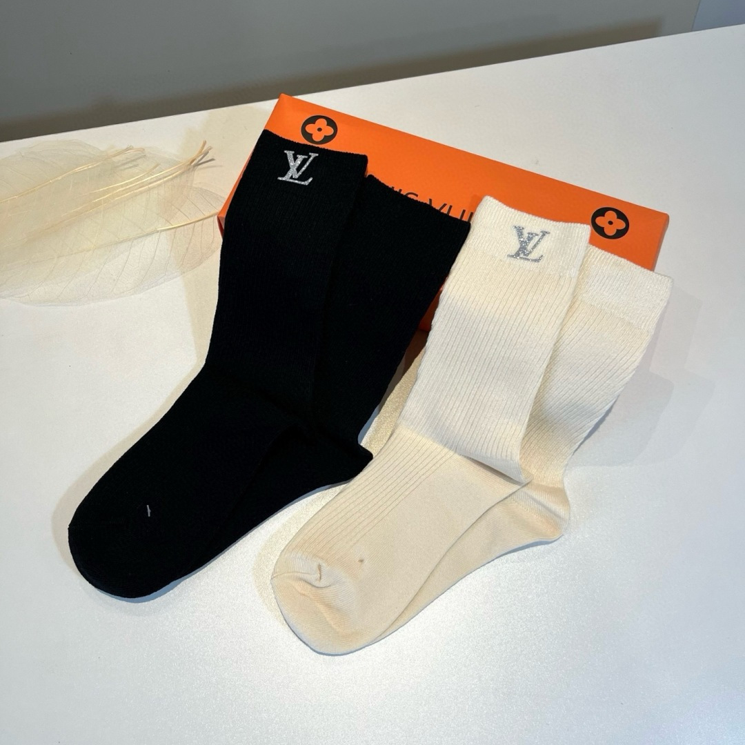 p65 Lv路易斯新款早秋长袜，款式经典，时尚高级！💗大牌出街，潮人必备，颜色百搭🔥（一盒2双）