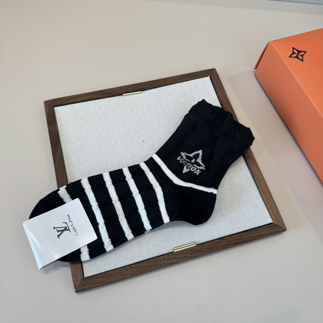 p60（lv）新款早秋中款袜，款式经典，时尚高级！💗大牌出街，潮人必备，颜色百搭🔥 。（一盒5双)