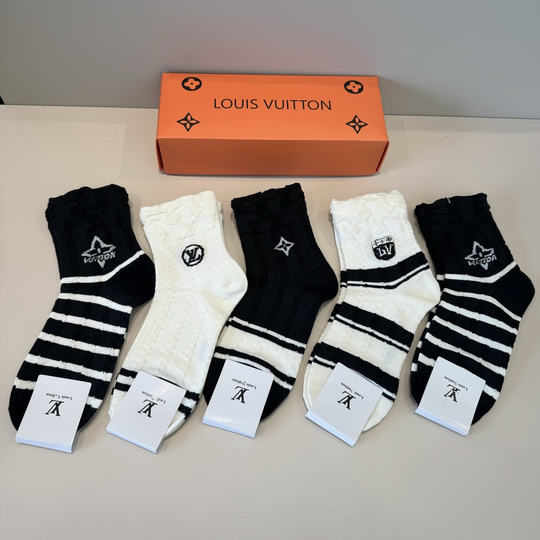 p60（lv）新款早秋中款袜，款式经典，时尚高级！💗大牌出街，潮人必备，颜色百搭🔥 。（一盒5双)