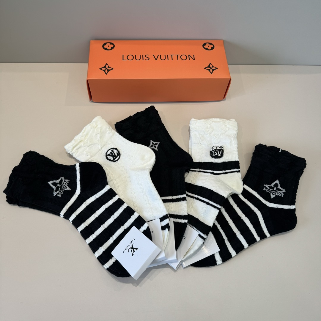 p60（lv）新款早秋中款袜，款式经典，时尚高级！💗大牌出街，潮人必备，颜色百搭🔥 。（一盒5双)