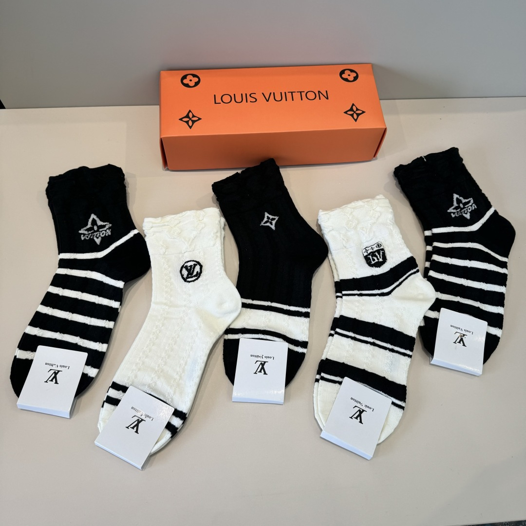 p60（lv）新款早秋中款袜，款式经典，时尚高级！💗大牌出街，潮人必备，颜色百搭🔥 。（一盒5双)
