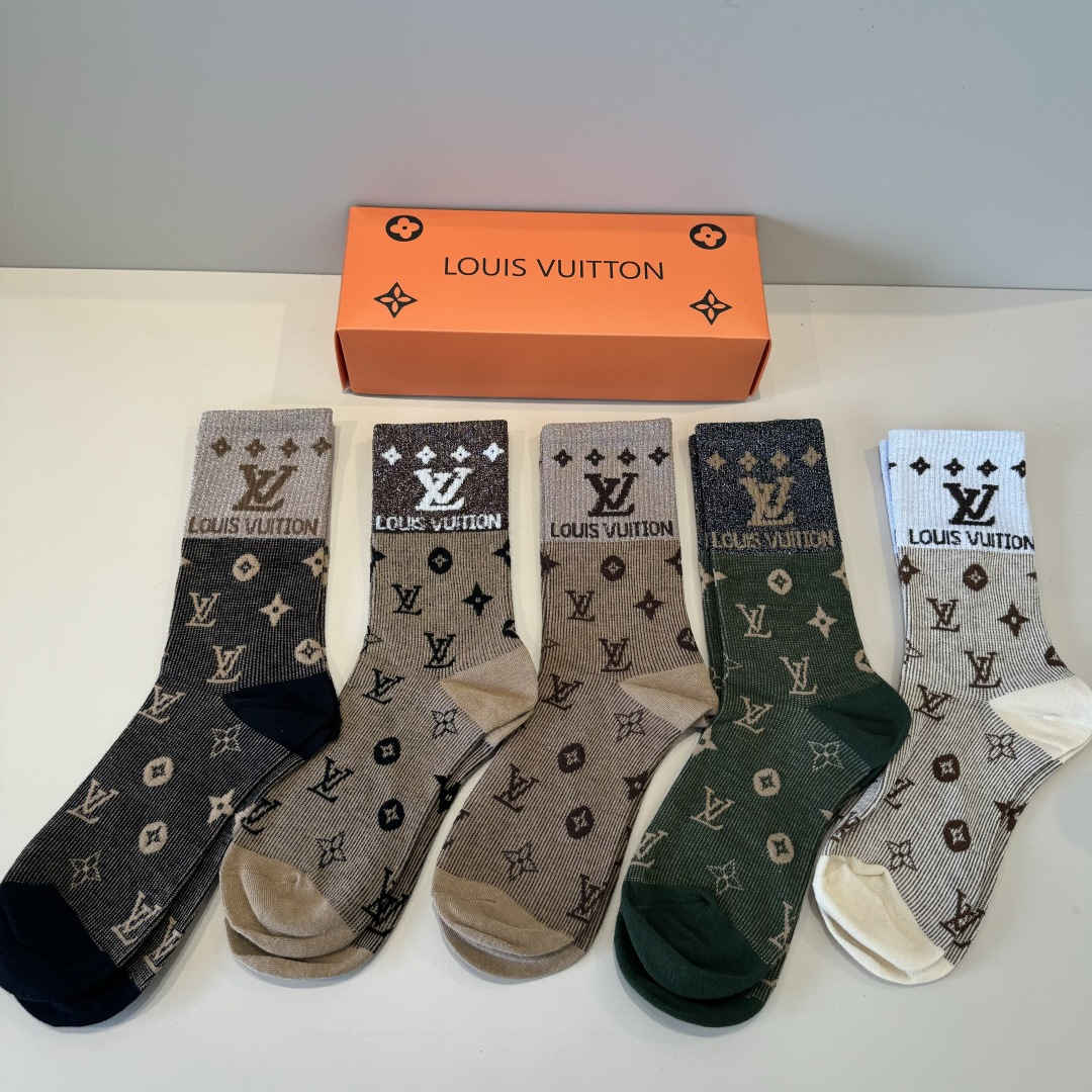 p65 Lv路易斯新款早秋长中袜，款式经典，时尚高级！💗大牌出街，潮人必备，颜色百搭🔥（一盒5双）