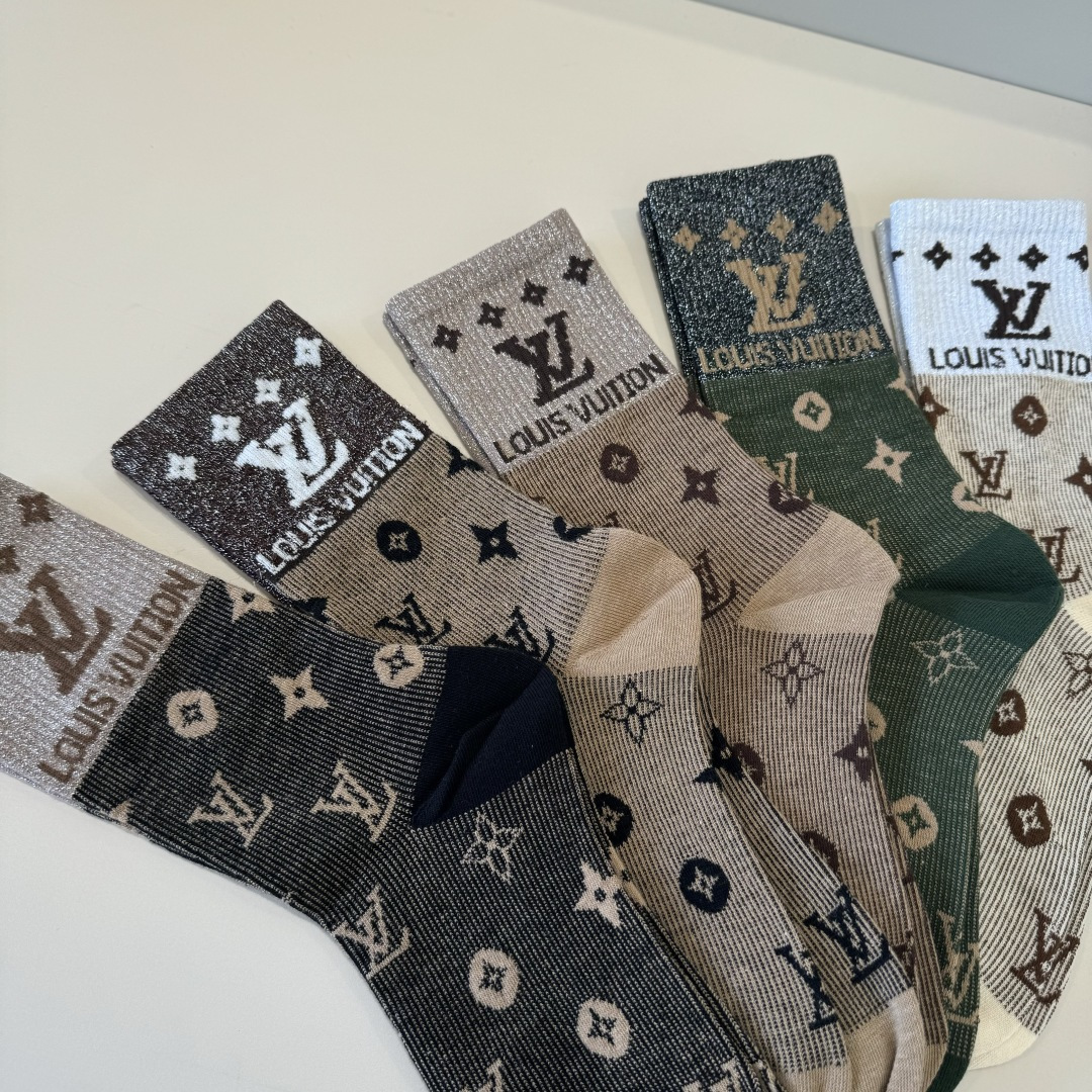 p65 Lv路易斯新款早秋长中袜，款式经典，时尚高级！💗大牌出街，潮人必备，颜色百搭🔥（一盒5双）