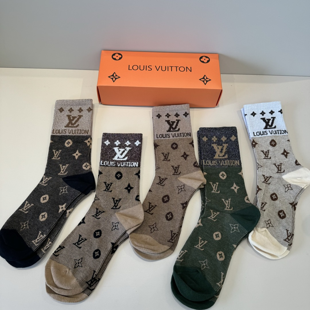 p65 Lv路易斯新款早秋长中袜，款式经典，时尚高级！💗大牌出街，潮人必备，颜色百搭🔥（一盒5双）