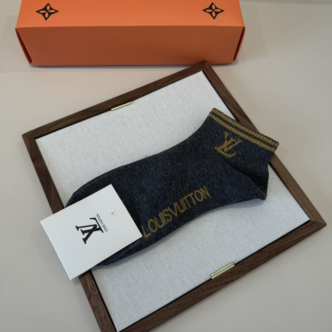 p65 Lv路易斯新款早秋长中袜，款式经典，时尚高级！💗大牌出街，潮人必备，颜色百搭🔥（一盒5双）