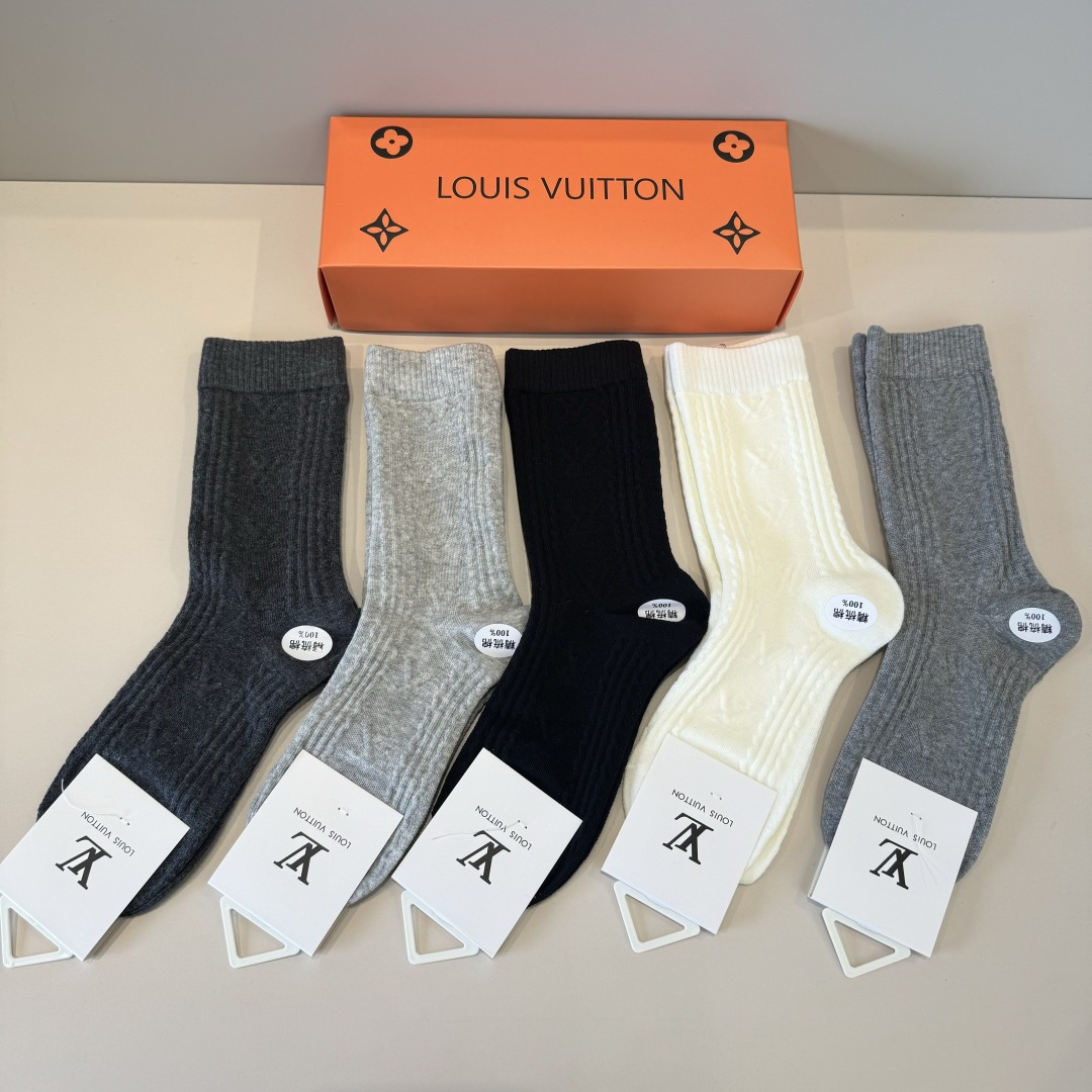 p70（lv）新款早秋长筒袜，款式经典，时尚高级！💗大牌出街，潮人必备，颜色百搭🔥 。（一盒5双)