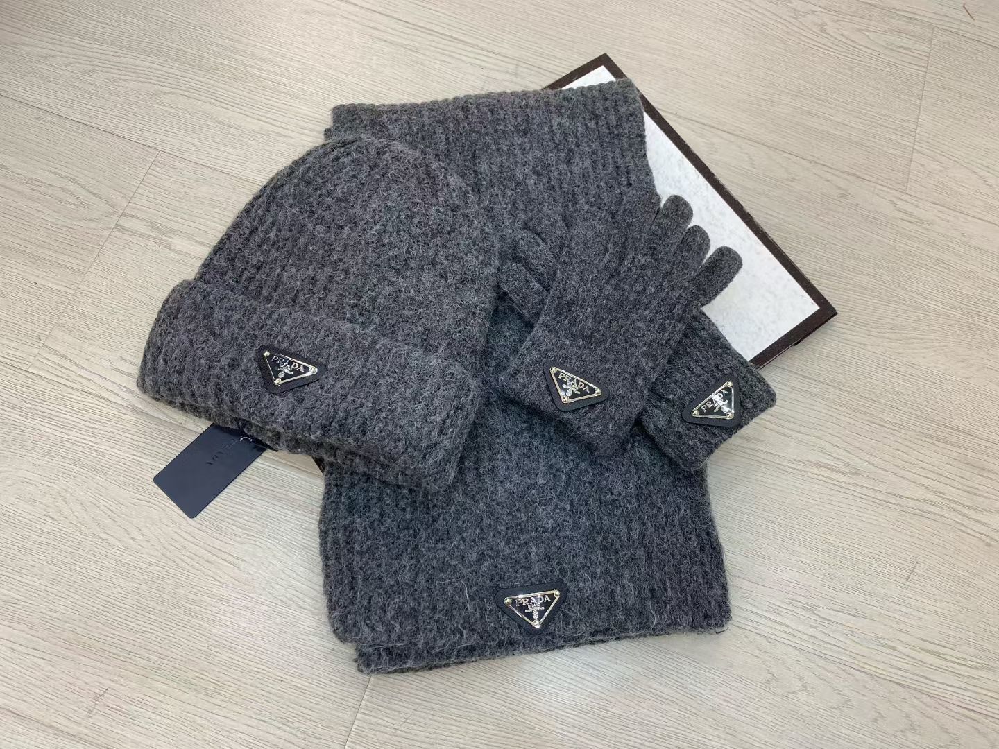 NO:579665,[Prada] Three-piece set of new classic casual and trendy beanie hats in Japanese and Korean style, looks great with any combination!  When traveling, you must buy a hat: fisherman hat, baseball cap, knitted hat, hat, prada, espadrilles, hats19860909【普拉达】三件套新款经典休闲潮流款 毛线帽 日韩风格,随便搭配都超好看！出门旅游,绝对要入手的一款帽子渔夫帽棒球帽针织帽,帽子,prada,espadrilles,hats,hat