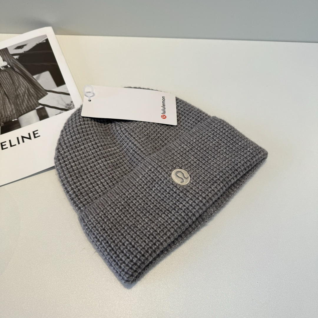 lulu 官网新品，毛线帽 原单品质火爆来袭 🔥🎩 工艺非常精美 高档大气上档次！低调奢华，方便携带！跑