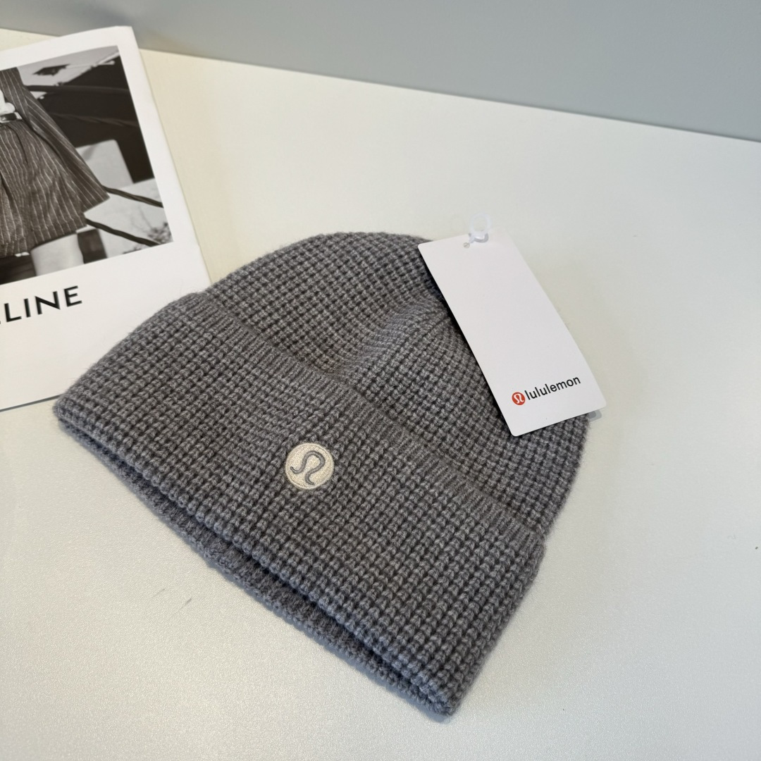 lulu 官网新品，毛线帽 原单品质火爆来袭 🔥🎩 工艺非常精美 高档大气上档次！低调奢华，方便携带！跑