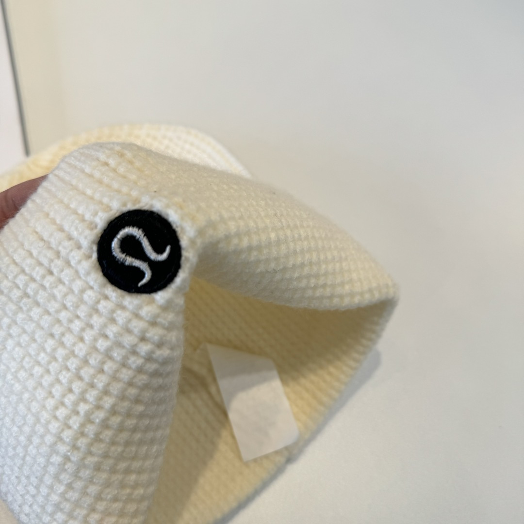 lulu 官网新品，毛线帽 原单品质火爆来袭 🔥🎩 工艺非常精美 高档大气上档次！低调奢华，方便携带！跑