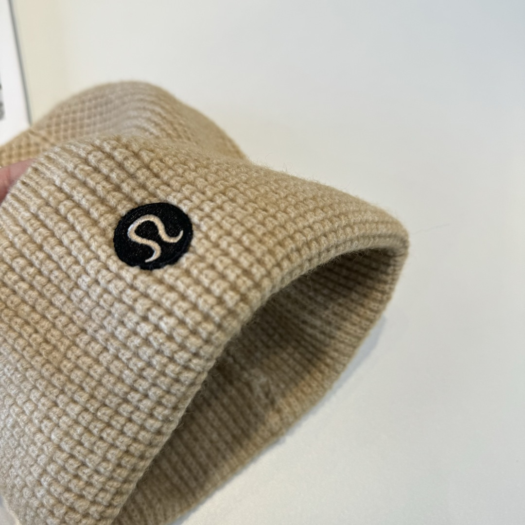 lulu 官网新品，毛线帽 原单品质火爆来袭 🔥🎩 工艺非常精美 高档大气上档次！低调奢华，方便携带！跑