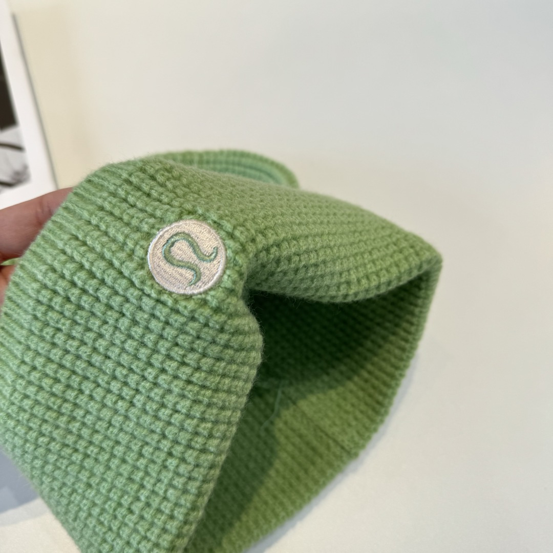 lulu 官网新品，毛线帽 原单品质火爆来袭 🔥🎩 工艺非常精美 高档大气上档次！低调奢华，方便携带！跑
