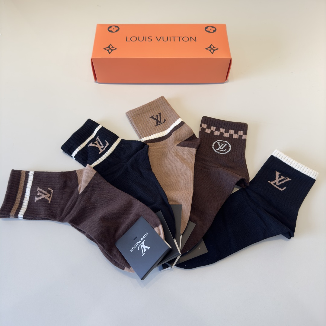 p60 Lv路易斯新款早秋长中袜，款式经典，时尚高级！💗大牌出街，潮人必备，颜色百搭🔥（一盒5双）