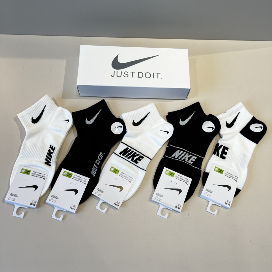p65 (耐克) 新款早秋中款袜，款式经典，时尚高级！💗大牌出街，潮人必备，颜色百搭🔥（一盒5双）