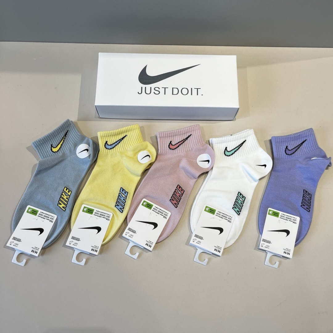p65 (耐克) 新款早秋中款袜，款式经典，时尚高级！💗大牌出街，潮人必备，颜色百搭🔥（一盒5双）