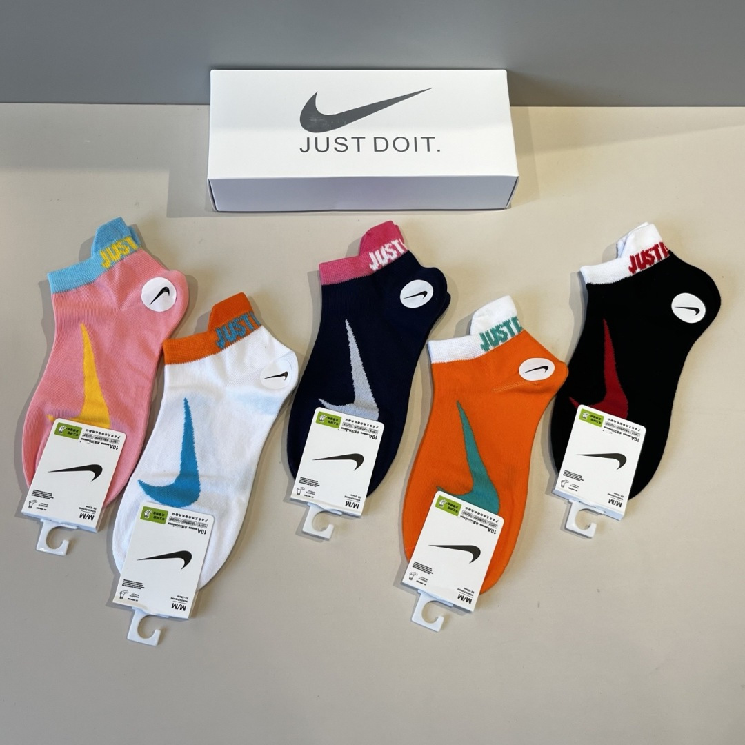 p65 (耐克) 新款早秋中款袜，款式经典，时尚高级！💗大牌出街，潮人必备，颜色百搭🔥（一盒5双）