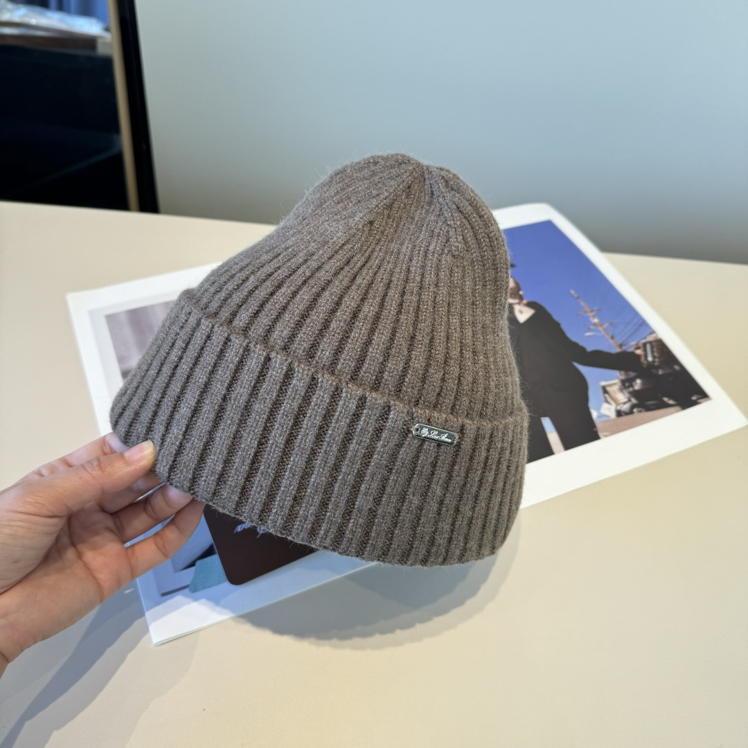 NO:604561,Lp's latest woolen hat has a fashionable and avant-garde casual design style. It looks great when you put it on your head. It is made with fine workmanship and is the same style for men and women!  Hats bucket hat, baseball cap, knitted hat, hat, loro piana, espadrilles, hats19860909Lp最新毛线帽 时尚前卫的休闲设计风格,戴上头就是这样好看看哦,做工精细,男女同款！帽子渔夫帽棒球帽针织帽,帽子,loro piana,espadrilles,hats,hat