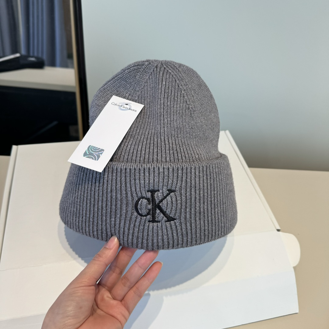 NO:643579,Calvin Klein, CK logo woolen hat, please look for the only version in the high-end quality market, fashionable and versatile, one that many celebrities like, very popular, very popular, very good-looking hats, fisherman hats, baseball caps, knitted hats, hats, louis vuitton, espadrilles, hats19860909Calvin Klein,CKlogo毛线帽 请认准高端品质市场唯一对版,时尚百搭,众多明星都喜欢的一款,非常爆,非常火,非常好看帽子渔夫帽棒球帽针织帽,帽子,louis vuitton,espadrilles,hats,hat