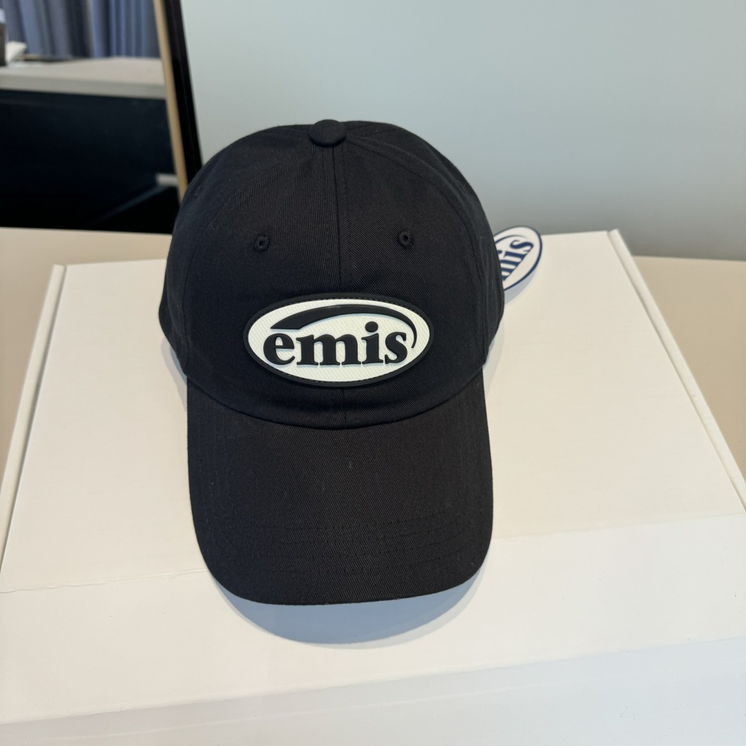 NO:643585,Korean trendy brand emis' new baseball cap, emis's hats are really magical. They all look good, and they don't care about the face shape at all. Everyone wants to buy it. They are very white. They are unisex, with a head circumference of 57cm. Hats, fisherman hats, baseball caps, knitted hats, hats, espadrilles, hats19860909韩国潮牌emis 新款棒球帽,emis的帽子真的有种魔力 就是每一个都好看,完全不挑脸型的 每个都想买 很显白 男女通用,头围57cm帽子渔夫帽棒球帽针织帽,帽子,espadrilles,hats,hat