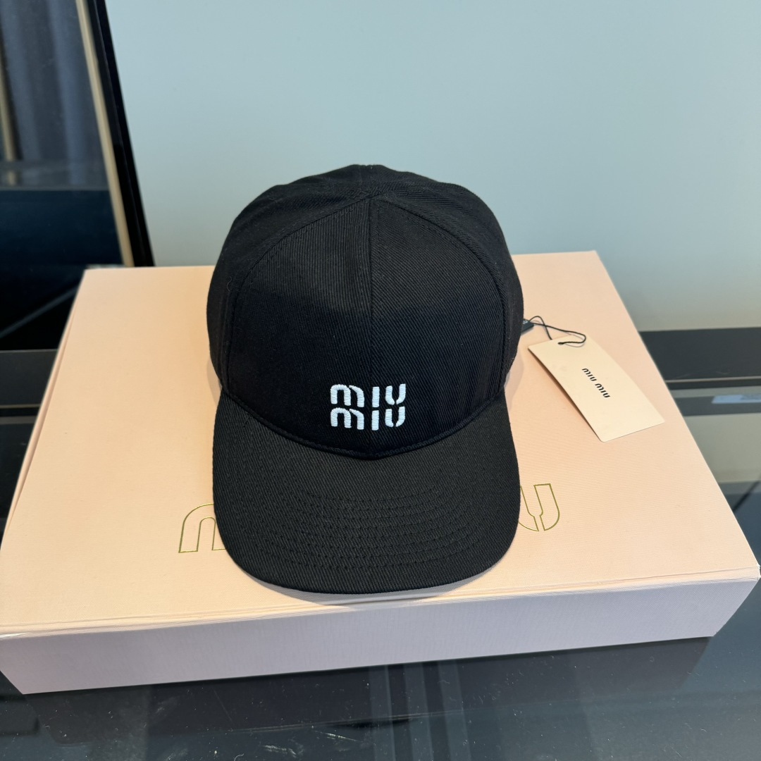 NO:703956,Miumiu's original spring and summer new baseball cap, authentic and custom-made from mold, the original workmanship is meticulous and the quality is superb!  Hats bucket hat, baseball cap, knitted hat, hat, miumiu, espadrilles, hats19860909谬谬miumiu 原单春夏新款棒球帽,正品开模订制,原版做工细致质量超赞！帽子渔夫帽棒球帽针织帽,帽子,miumiu,espadrilles,hats,hat