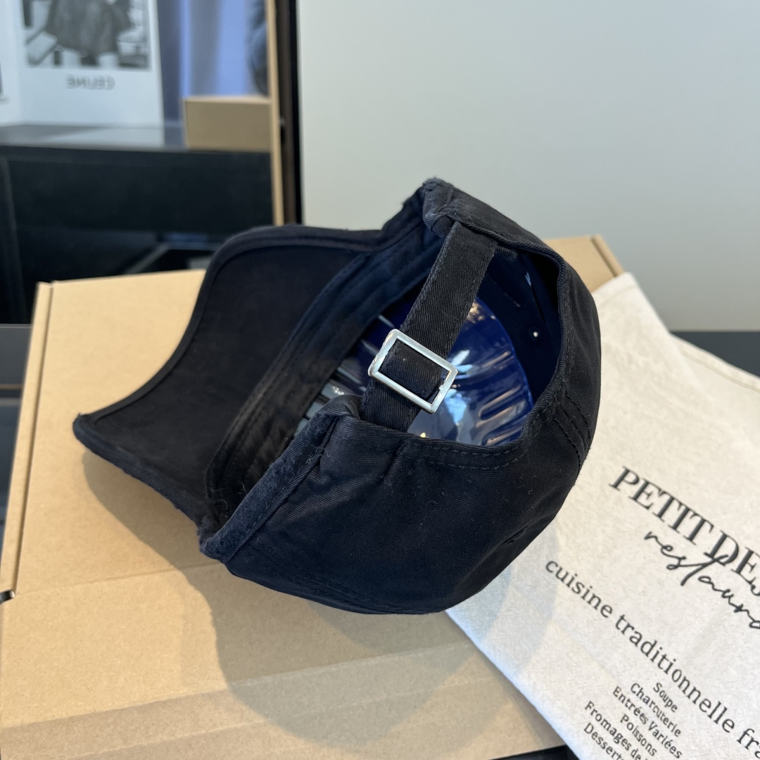 潮牌♥️棒球帽🧢官网新品棒球帽，原单品质火爆来袭 🔥🎩 工艺非常精美 高档大气上档次！低调奢华，方便携带