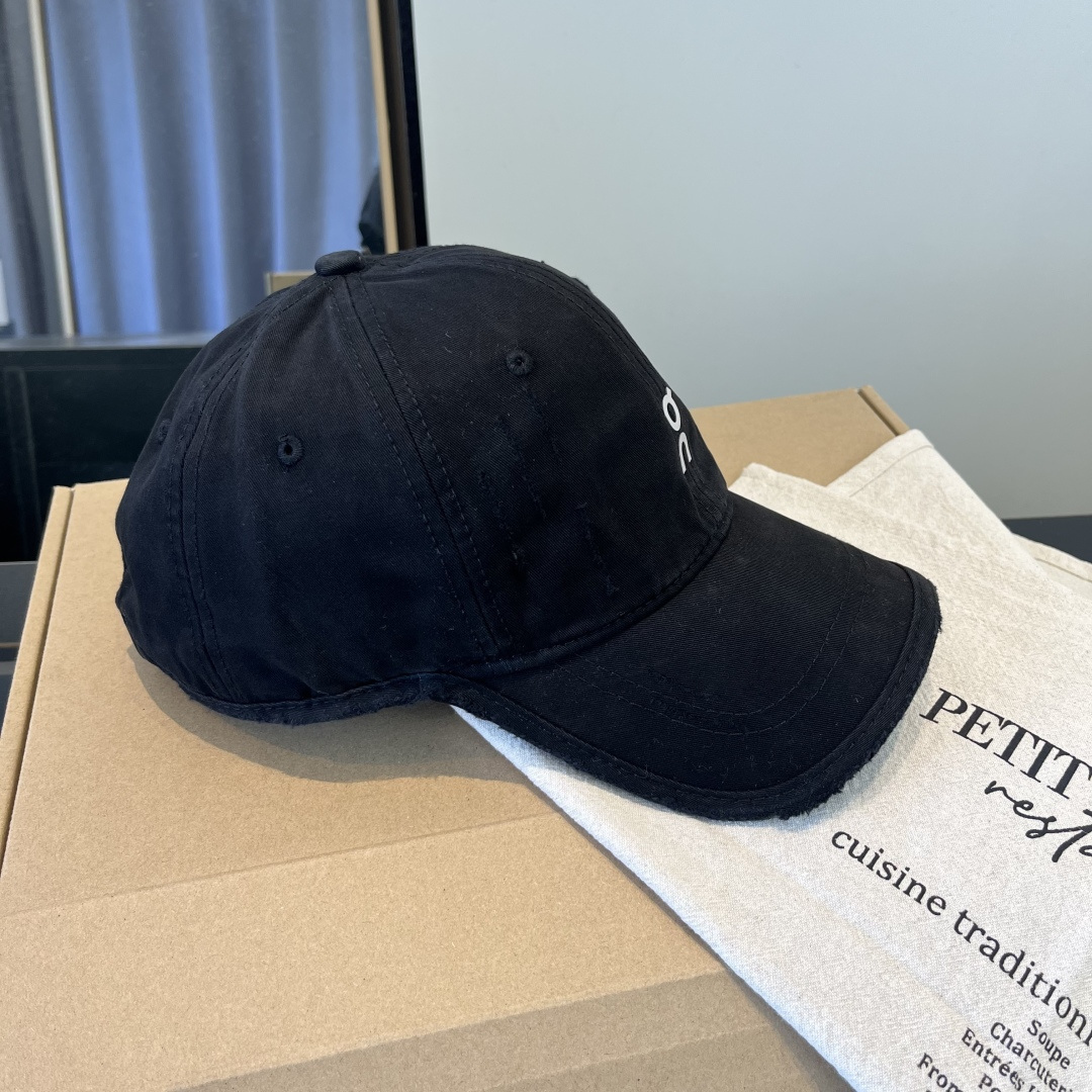 潮牌♥️棒球帽🧢官网新品棒球帽，原单品质火爆来袭 🔥🎩 工艺非常精美 高档大气上档次！低调奢华，方便携带