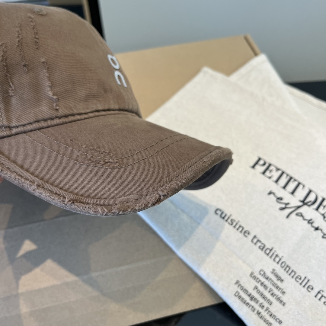 潮牌♥️棒球帽🧢官网新品棒球帽，原单品质火爆来袭 🔥🎩 工艺非常精美 高档大气上档次！低调奢华，方便携带