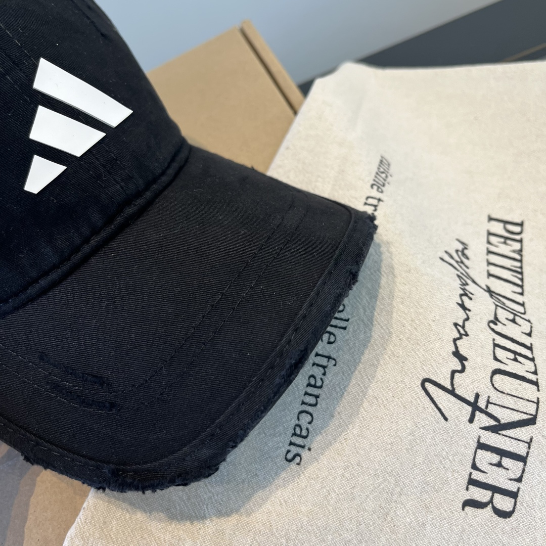 潮牌♥️棒球帽🧢官网新品棒球帽，原单品质火爆来袭 🔥🎩 工艺非常精美 高档大气上档次！低调奢华，方便携带