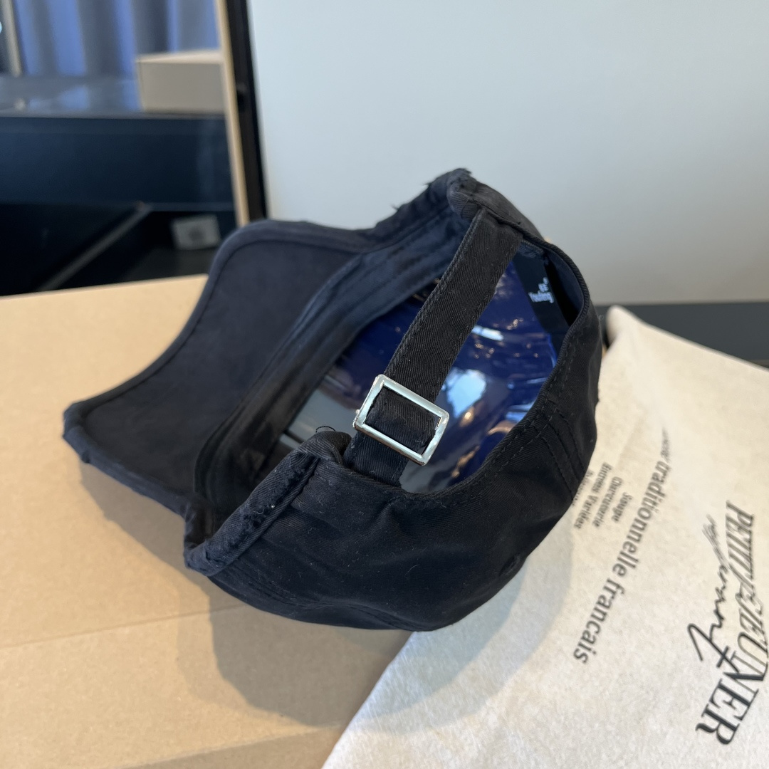 潮牌♥️棒球帽🧢官网新品棒球帽，原单品质火爆来袭 🔥🎩 工艺非常精美 高档大气上档次！低调奢华，方便携带