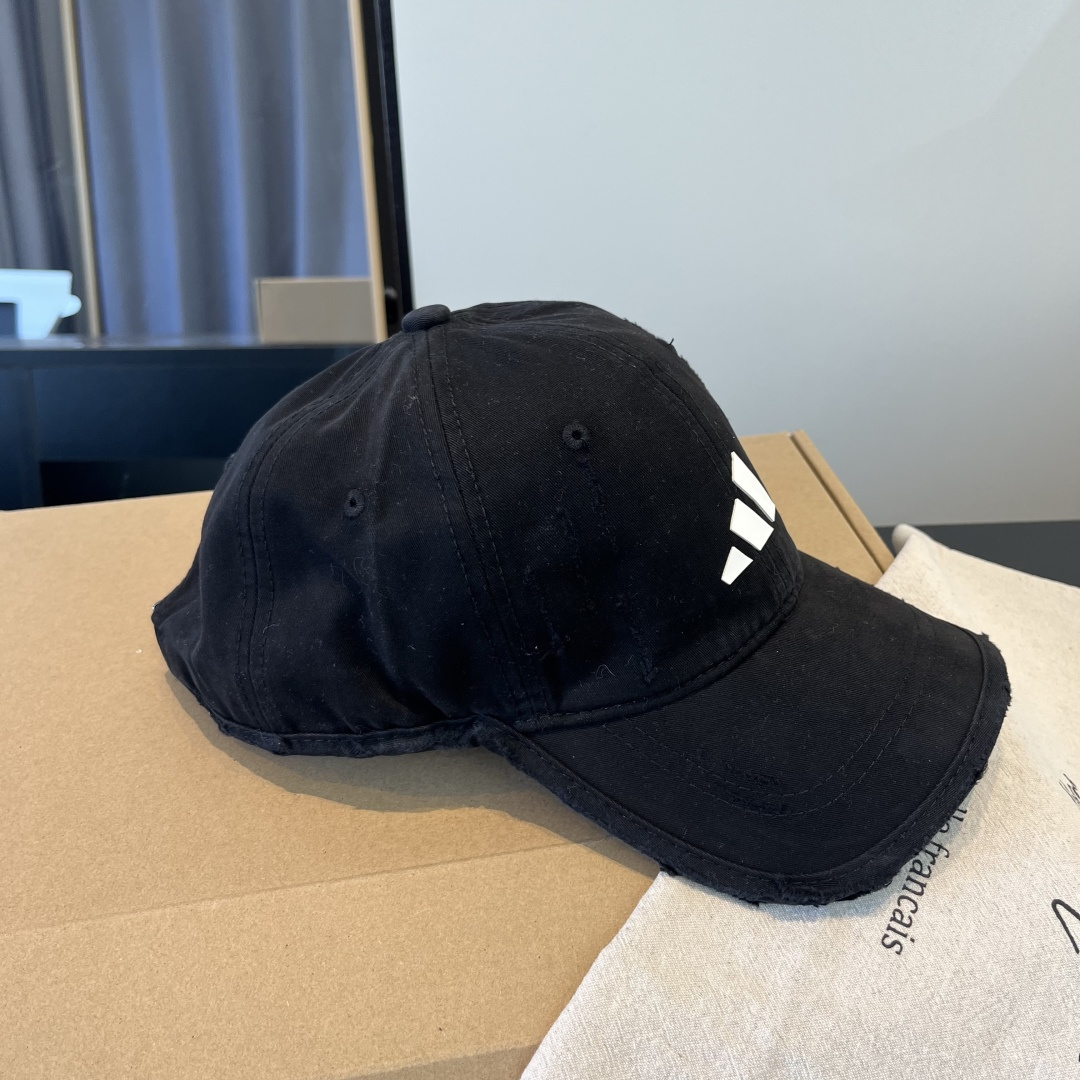 潮牌♥️棒球帽🧢官网新品棒球帽，原单品质火爆来袭 🔥🎩 工艺非常精美 高档大气上档次！低调奢华，方便携带