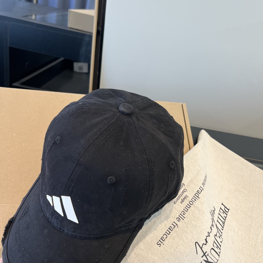 潮牌♥️棒球帽🧢官网新品棒球帽，原单品质火爆来袭 🔥🎩 工艺非常精美 高档大气上档次！低调奢华，方便携带