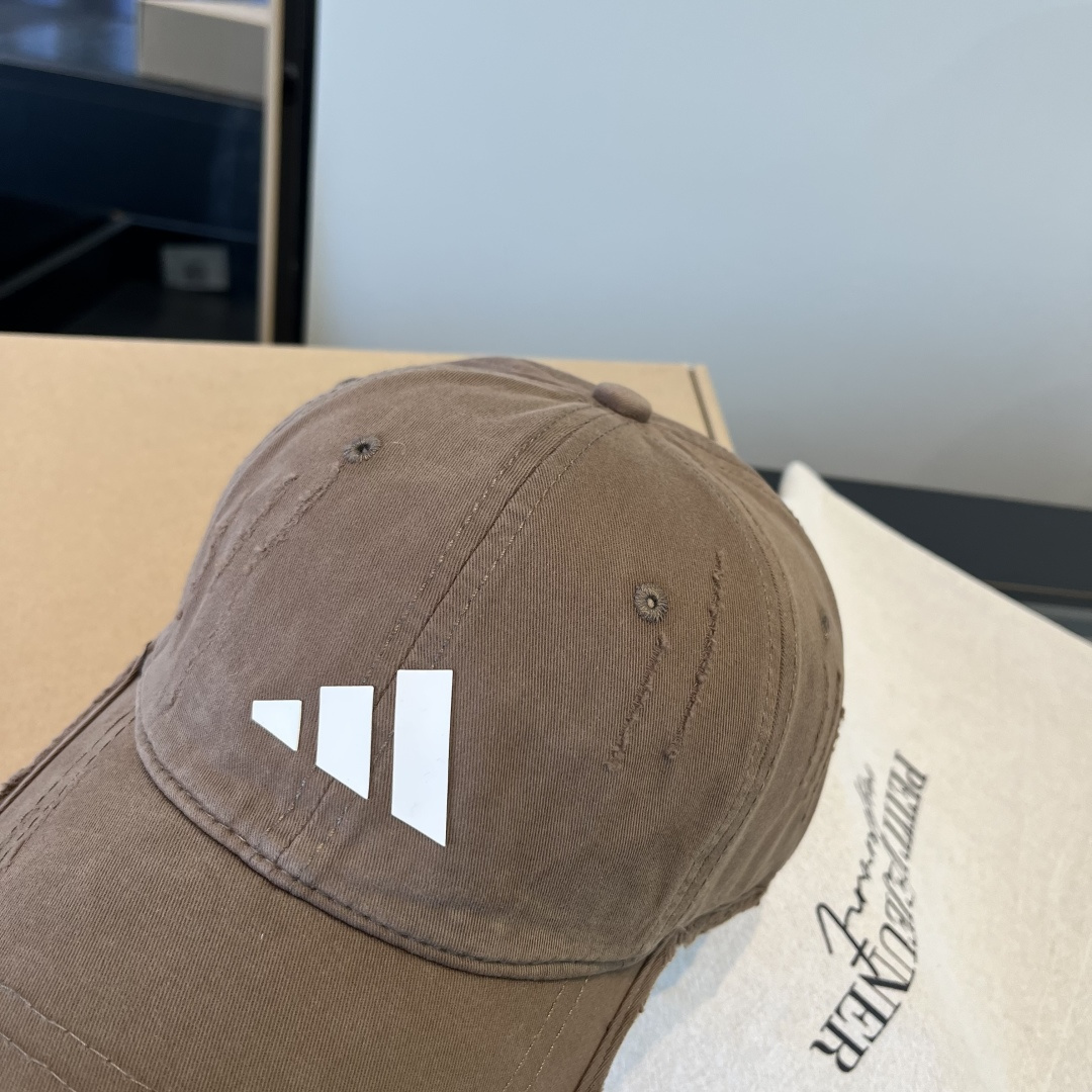 潮牌♥️棒球帽🧢官网新品棒球帽，原单品质火爆来袭 🔥🎩 工艺非常精美 高档大气上档次！低调奢华，方便携带