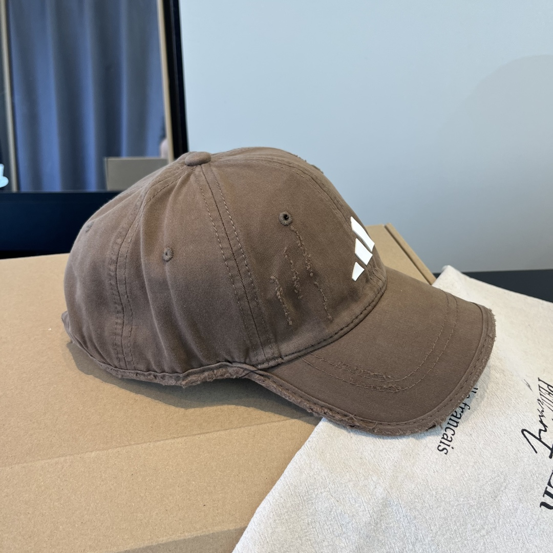 潮牌♥️棒球帽🧢官网新品棒球帽，原单品质火爆来袭 🔥🎩 工艺非常精美 高档大气上档次！低调奢华，方便携带