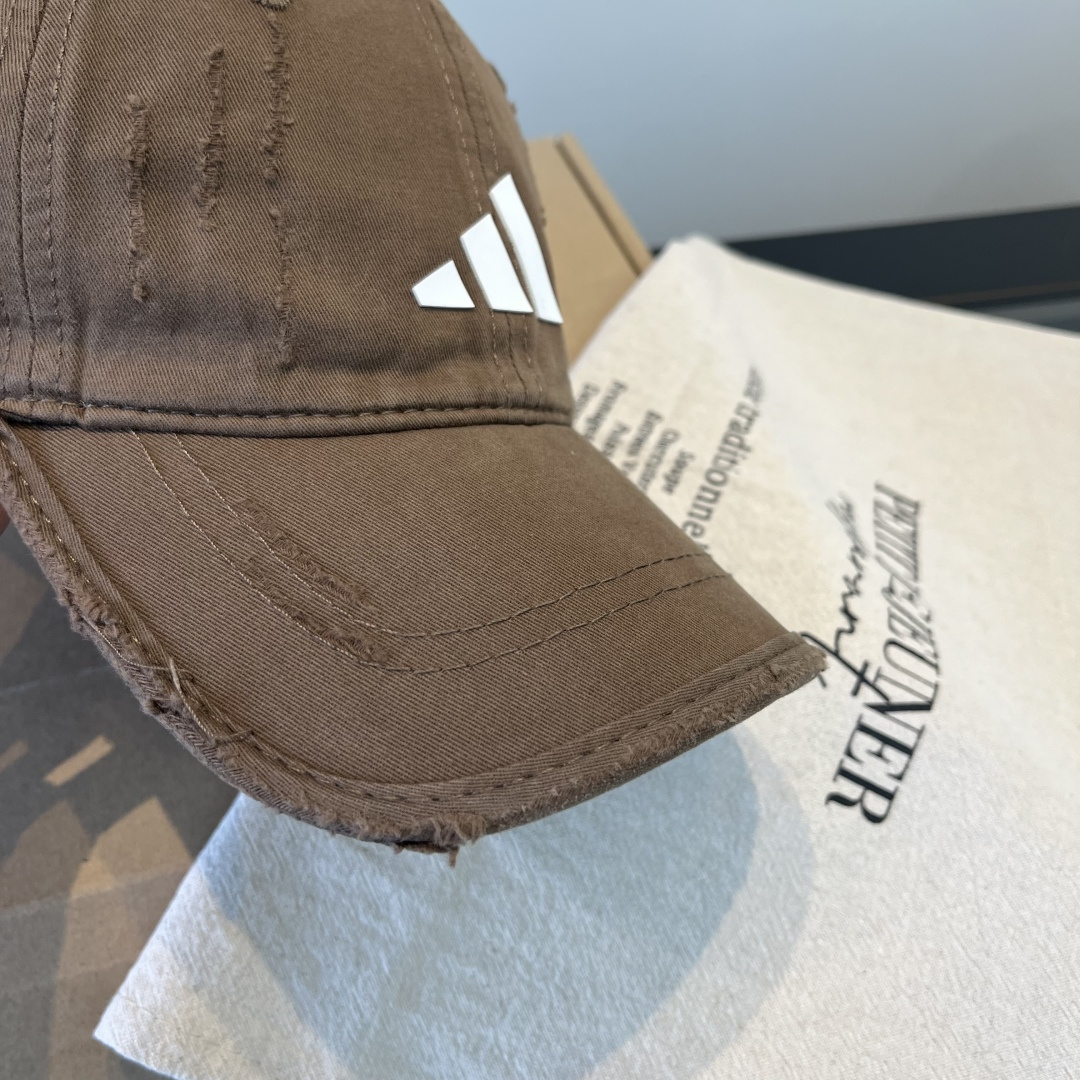 潮牌♥️棒球帽🧢官网新品棒球帽，原单品质火爆来袭 🔥🎩 工艺非常精美 高档大气上档次！低调奢华，方便携带