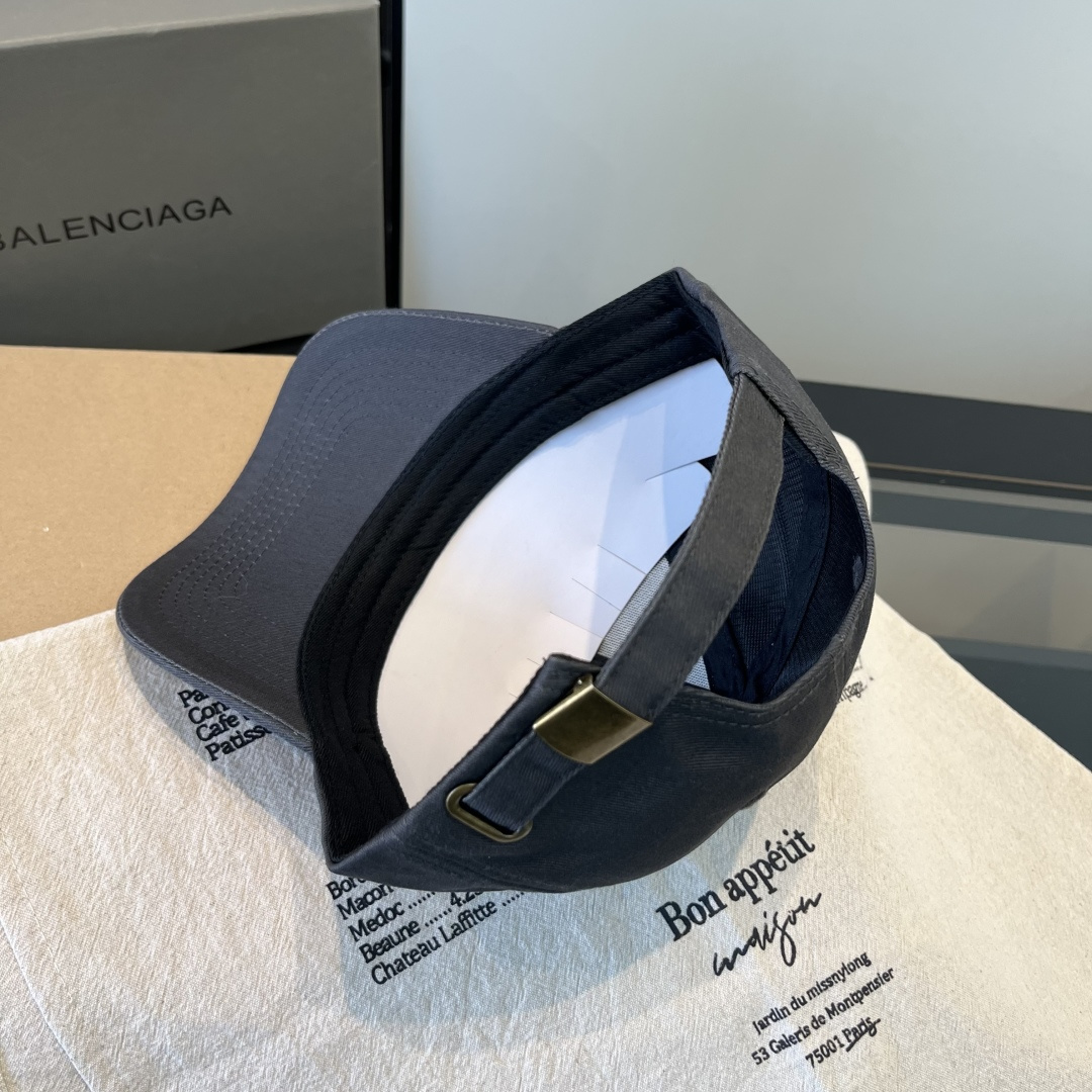 BALENCIAGA巴黎世家新款logo棒球帽，很酷的色系，男女佩戴都有不同style，第一批抢先出货！