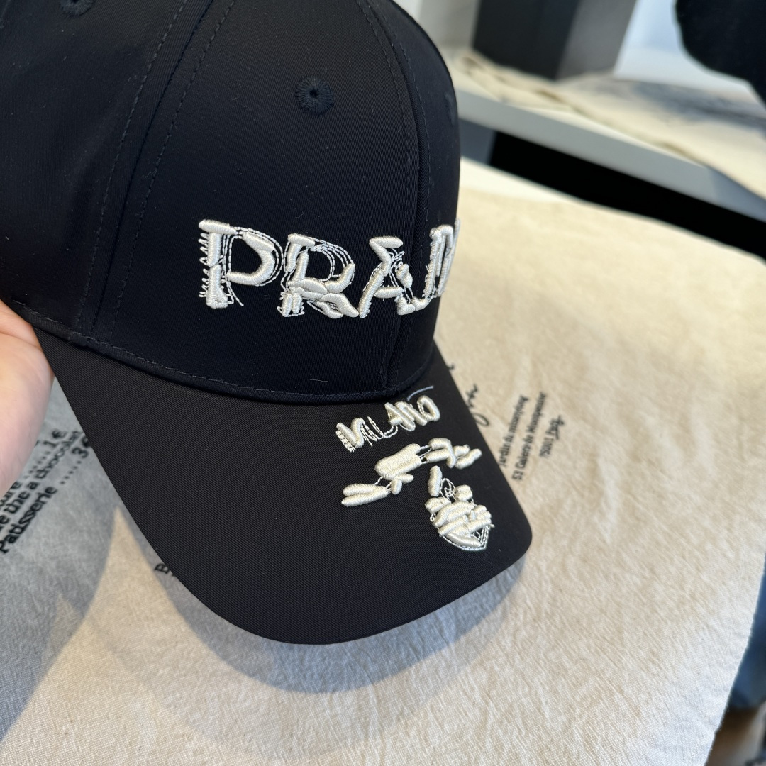 普拉达 PRADA 新品经典棒球帽 代购版本！时尚潮流，高端做工！非一般的品质，细节看实拍哦